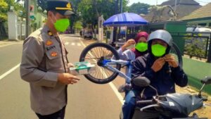 Polsek Cibinong Polres Bogor Kegiatan Pembagian Masker Kepada Warga Masyarakat, Terdampak Pasca Erupsi Gunung Anak Krakatau – KABAR AKURAT