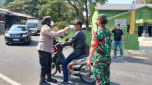 Kapolsek Megamendung Beserta Anggota Polsek Dan Juga Anggota Posmil Megamendung – Cisarua 0621 Bagi Bagi Masker, Dalam Menyikapi Situasi Cuaca Alam Terkait Dampak Dari Debu Vulkanik Meletusnya Gunung Anak Krakatau