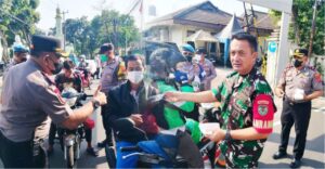 Kapolsek Cibinong Beserta Danramil Cibinong Dan Personil Polsek Cibinong Telah Melaksanakan Kegiatan Pembagian Masker Sebanyak 200 Lembar