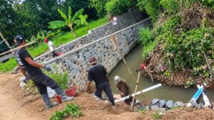 Jalan Poros Mulus, Hasil Tani Lancar! Begini Realisasi Bankeu di Cihideung Udik – KABAR AKURAT