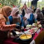 Keseruan peserta saat memasak menggunakan kompor listrik pada ajang “Kompor Listrik ON: Serunya Masak Tanpa Batas” hasil kolaborasi PLN UID Jakarta Raya dan PKK Jakarta Utara, Rabu (14/10). Melalui kompetisi masak ini, PLN mengajak warga merasakan langsung proses memasak yang lebih cepat, suhu panas yang mudah diatur, serta lebih bersih tanpa kepulan asap